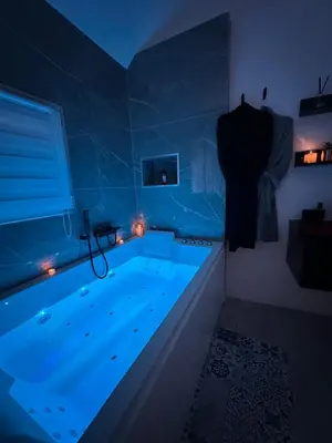 Piscine de l'établissement Luxurious accommodation and balneotherapy relaxation area ou située à proximité