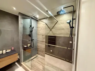 Salle de bains dans l'établissement Maison avec Spa Privatif, Jacuzzi et Sauna