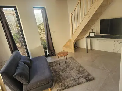 Télévision ou salle de divertissement dans l'établissement Dependance au calme avec chambre sur mezzanine