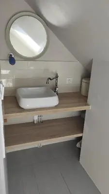 Salle de bains dans l'établissement Maison avec jardin