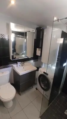 Salle de bains dans l'établissement Maison avec jardin