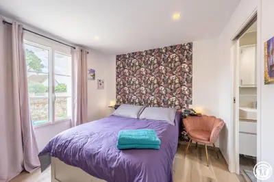 Un ou plusieurs lits dans un hébergement de l'établissement Gite de l'artiste