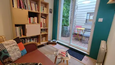 Bibliothèque dans la maison de vacances