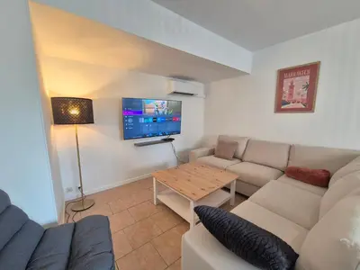 Télévision ou salle de divertissement dans l'établissement Maison de Ville Climatisée à 10 minutes de Rouen