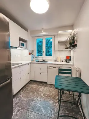 Cuisine ou kitchenette dans l'établissement Quiet apartment Place Marine center Maisons Laffitte