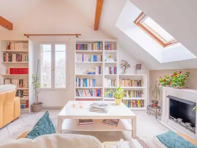 Bibliothèque dans l'appartement
