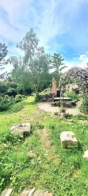 Jardin de l'établissement Cottage au bord de bassin