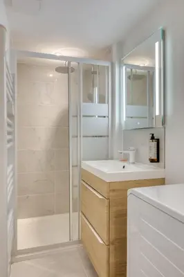 Salle de bains dans l'établissement L'écureuil voyageur joli duplex centre