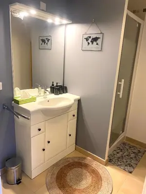 Salle de bains dans l'établissement Aéroport à pied, Escale 25