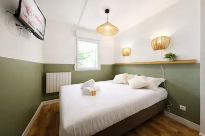 Un ou plusieurs lits dans un hébergement de l'établissement Charmant appartement 2 chambres