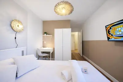 Un ou plusieurs lits dans un hébergement de l'établissement Charmant appartement 2 chambres