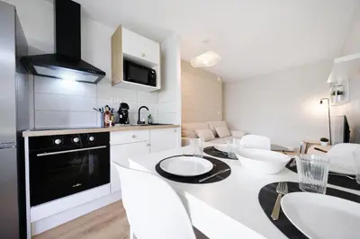 Cuisine ou kitchenette dans l'établissement Charmant appartement 2 chambres