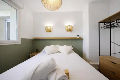 Un ou plusieurs lits dans un hébergement de l'établissement Charmant appartement 2 chambres
