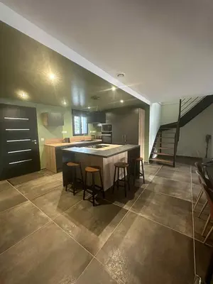 Cuisine ou kitchenette dans l'établissement Maisoncp27