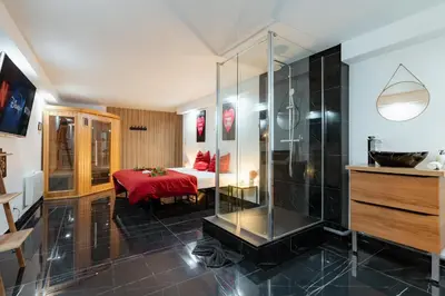 Un ou plusieurs lits dans un hébergement de l'établissement Le Qube Romantique by Prestige Home Living - sauna & balnéo 2 places - Montdidier