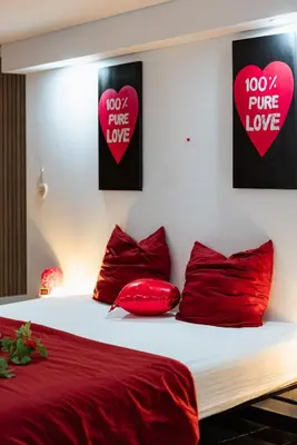 Un ou plusieurs lits dans un hébergement de l'établissement Le Qube Romantique by Prestige Home Living - sauna & balnéo 2 places - Montdidier