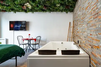 Télévision ou salle de divertissement dans l'établissement Le Qube Tropical by Prestige Home Living - balnéo 2 places & terrasse - Montdidier