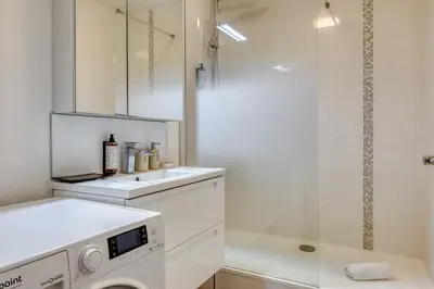 Salle de bains dans l'établissement PERLE DE LA SEINE superbe F3 vue seine et cathédrale