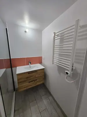 Salle de bains dans l'établissement Echappée Ennery