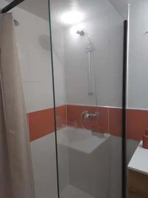 Salle de bains dans l'établissement Echappée Ennery