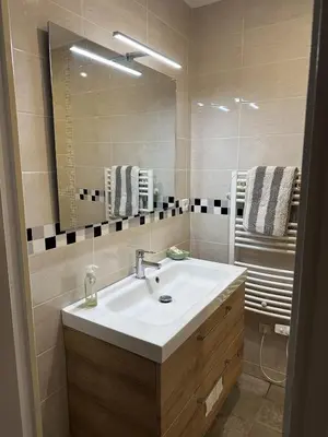Salle de bains dans l'établissement Maison en bord de seine