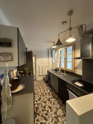 Cuisine ou kitchenette dans l'établissement Maison en bord de seine