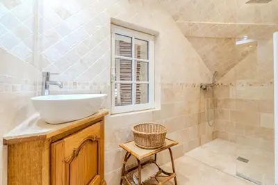 Salle de bains dans l'établissement Abbaye de Rousseloy - Collection Idylliq