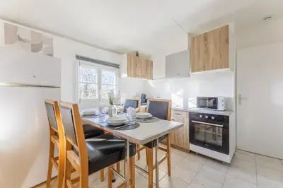 Cuisine ou kitchenette dans l'établissement Du côté de Giverny - Avec Parking Privé