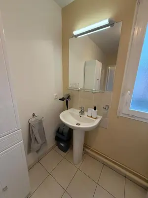 Salle de bains dans l'établissement APPARTEMENT F3 BUCHELAY Calme parking privé proche de la gare
