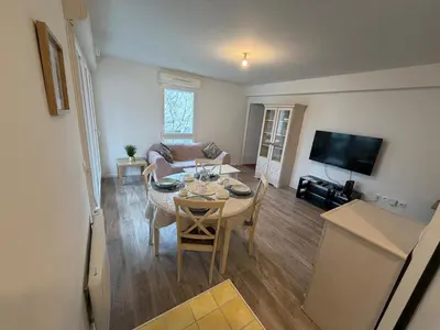Télévision ou salle de divertissement dans l'établissement APPARTEMENT F3 BUCHELAY Calme parking privé proche de la gare