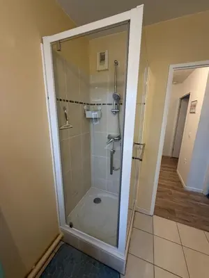 Salle de bains dans l'établissement APPARTEMENT F3 BUCHELAY Calme parking privé proche de la gare