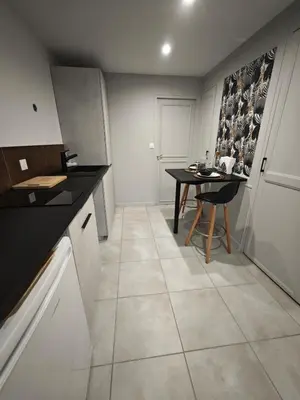 Cuisine ou kitchenette dans l'établissement L'Annexe de la Granvillaise à 10 min de Pacy sur Eure