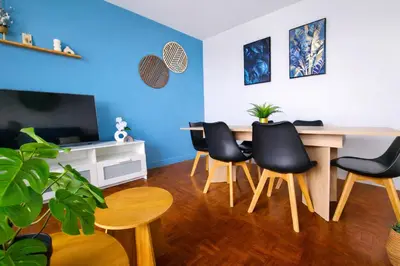 Télévision ou salle de divertissement dans l'établissement Spacieux et moderne 3 chambres a 10 min de Rouen