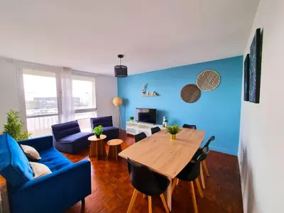 Télévision ou salle de divertissement dans l'établissement Spacieux et moderne 3 chambres a 10 min de Rouen