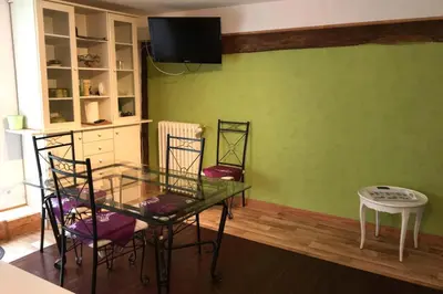 Télévision ou salle de divertissement dans l'établissement Vernon-Giverny Claude Monet Nymphéas Appartement