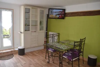 Télévision ou salle de divertissement dans l'établissement Vernon-Giverny Claude Monet Nymphéas Appartement