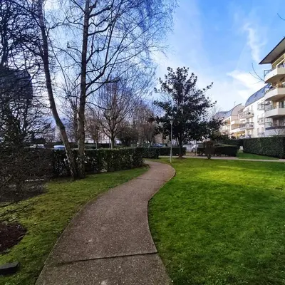 Jardin de l'établissement Le Détour, un séjour professionnel ou en famille