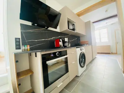 Cuisine ou kitchenette dans l'établissement Rouen Intime - Cocon rénové en Hypercentre - 256