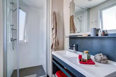 Salle de bains dans l'établissement Cottage Friends 10p AirCon