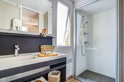 Salle de bains dans l'établissement Cottage by the Seine 4p