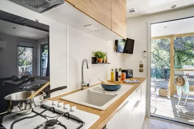 Cuisine ou kitchenette dans l'établissement Cottage by the Seine 4p