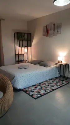 Un ou plusieurs lits dans un hébergement de l'établissement Haute Epine Gîte Ma Vie Là studio avec cuisine équipé