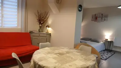 Coin salon dans l'établissement Haute Epine Gîte Ma Vie Là studio avec cuisine équipé