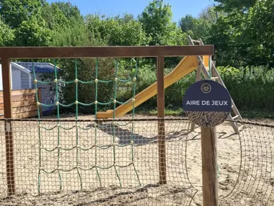 Aire de jeux pour enfants de l'établissement Mobil home cosy avec terrasse pour 2 personnes - API-1-52-1537