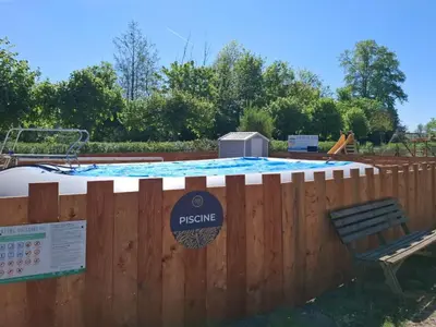 Piscine de l'établissement Mobil home confortable avec terrasse pour 6 personnes - API-1-52-1584 ou située à proximité