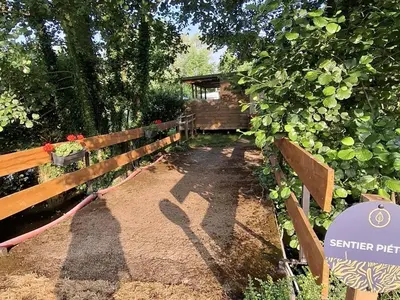 Jardin de l'établissement Mobil home confortable avec terrasse pour 6 personnes - API-1-52-1584