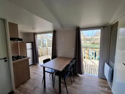 Cuisine ou kitchenette dans l'établissement Mobil-home 4 pers avec terrasse - API-1-52-1583