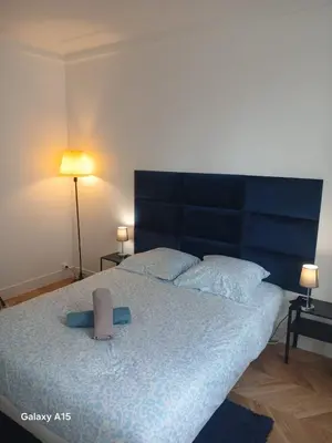 Un ou plusieurs lits dans un hébergement de l'établissement Beautiful one bedroom appartement, Heart of Maisons-Laffitte, Twenty min to paris