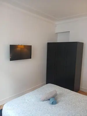 Un ou plusieurs lits dans un hébergement de l'établissement Beautiful one bedroom appartement, Heart of Maisons-Laffitte, Twenty min to paris