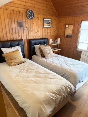 Un ou plusieurs lits dans un hébergement de l'établissement Charmante cabane rustique en bord de Seine